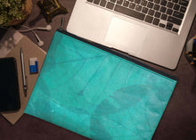 Charger l'image dans la galerie, Laptop sleeve with accessories – perfect for on the go