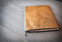 Laden des Bilds im Galerie-Viewer, Handmade vegan leaf laptop sleeve with zipper, ready for MacBook