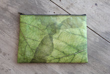 Laden des Bilds im Galerie-Viewer, Vegane Laptop-Tasche aus recycelten Blättern auf Holztisch