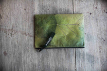 Laden des Bilds im Galerie-Viewer, Nachhaltige 15–16 Zoll Laptoptasche aus Teak-Blattleder | Gefütterte vegane Laptop Hülle / Laptop Sleeve, handgemacht & wasserabweisend – Unikat Schutzhülle für MacBook Pro/Air, Lenovo & HP in grün