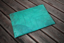 Charger l'image dans la galerie, Vegane Laptop-Tasche aus recycelten Blättern auf Holztisch