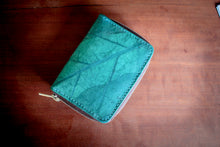 Laden des Bilds im Galerie-Viewer, Nachhaltiges Portemonnaie aus recycelten Blättern in türkis mit Zipper – vegan & umweltfreundlich