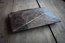 Afbeelding in Gallery-weergave laden, Nachhaltige 15–16 Zoll Laptoptasche aus Teak-Blattleder | Gefütterte vegane Laptop Hülle / Laptop Sleeve, handgemacht & wasserabweisend – Unikat Schutzhülle für MacBook Pro/Air, Lenovo & HP in grau -metallic/ dunkelbraun