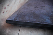 Laden des Bilds im Galerie-Viewer, Gefütterte nachhaltige Laptop Hülle 13–14 Zoll aus Blattleder – Handgenähte vegane Laptoptasche, wasserabweisendes Laptop Case, Unikat für MacBook Air & Pro in Marineblau