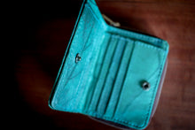 Laden des Bilds im Galerie-Viewer, Nachhaltiges Portemonnaie aus recycelten Blättern in türkis mit Zipper – vegan & umweltfreundlich
