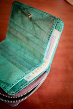 Laden des Bilds im Galerie-Viewer, Nachhaltiges Portemonnaie aus recycelten Blättern in türkis mit Zipper – vegan & umweltfreundlich