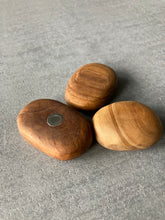 Laden des Bilds im Galerie-Viewer, Design Kühlschrank-Magnet , Tafelmagnet aus Holz, 3er-Set
