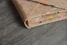 Cargar imagen en el visor de la galería, Bolso/billetera de corcho con detalles de color