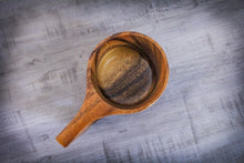 Laden des Bilds im Galerie-Viewer, Draufsicht auf eine handgefertigte Kuksa-Tasse aus Akazienholz mit sichtbarer Maserung und ergonomischem Griff