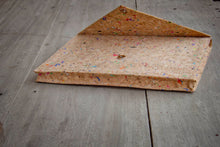 Laden des Bilds im Galerie-Viewer, Nachhaltige vegane Laptoptasche 13–14" aus Kork – MacBook Hülle, handgemacht mit Magnetverschluss, farbigen Akzenten