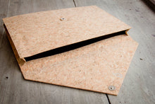 Indlæs billede til gallerivisning Gefütterte 13–14" Laptoptasche aus Kork | Nachhaltige vegane Laptop Hülle mit Magnetverschluss, wasserabweisend für MacBook Air & Pro, Natur