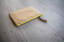 Laden des Bilds im Galerie-Viewer, 13–14" nachhaltige vegane Laptoptasche aus Kork, MacBook Hülle - Natur gelber Zipper