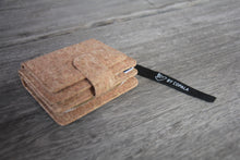 Laden des Bilds im Galerie-Viewer, Portemonnaie handmade aus Kork mit Zipper