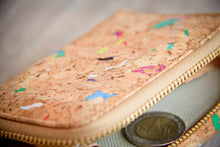 Cargar imagen en el visor de la galería, Cartera/billetera de corcho con detalles de color
