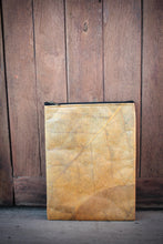 Laden des Bilds im Galerie-Viewer, Handmade vegan leaf laptop sleeve with zipper, ready for MacBook