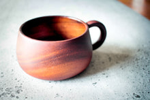 Laden des Bilds im Galerie-Viewer, Akazienholz-Tasse und Unterteller im Alltagseinsatz mit warmer Getränkefüllung