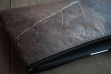 Afbeelding in Gallery-weergave laden, Gefütterte nachhaltige Laptop Hülle 13–14 Zoll aus Blattleder – Handgenähte vegane Laptoptasche, wasserabweisendes Laptop Case, Unikat für MacBook Air & Pro in grau -metallic/ dunkelbraun