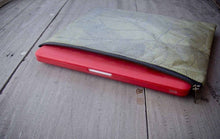 Laden des Bilds im Galerie-Viewer, Vegan laptop case made from recycled leaves on wooden table