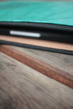 Charger l'image dans la galerie, Innenansicht der veganen Laptop-Tasche mit weichem Baumwollfutter