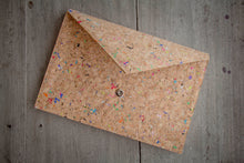 Laden des Bilds im Galerie-Viewer, Nachhaltige vegane Laptoptasche 13–14" aus Kork – MacBook Hülle, handgemacht mit Magnetverschluss, farbigen Akzenten