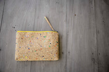 Laden des Bilds im Galerie-Viewer, 13–14 Zoll nachhaltige vegane Laptoptasche aus Kork, MacBook Hülle, Farbakzenten-gelber Zipper