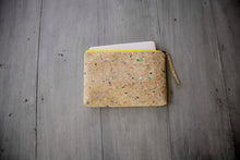 Indlæs billede til gallerivisning Nachhaltige 15–16 Zoll Kork Laptoptasche | Gefütterte vegane Laptop Hülle, Laptop Sleeve mit gelbem Zipper – handgemacht & wasserabweisend | Unikat-Schutzhülle für MacBook Air/Pro, Lenovo & HP : Farb-Akzenten