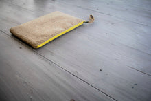 Cargar imagen en el visor de la galería, Funda para portátil de 15 - 16 pulgadas de corcho con cremallera amarilla