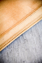 Laden des Bilds im Galerie-Viewer, Tear-resistant vegan laptop sleeve with soft inner lining and padding. Sustainable MacBook case made from kraft paper with magnetic closure, handmade