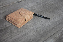 Laden des Bilds im Galerie-Viewer, Portemonnaie handmade aus Kork mit Zipper