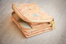 Cargar imagen en el visor de la galería, Cartera/billetera de corcho con detalles de color