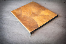 Laden des Bilds im Galerie-Viewer, Handgefertigte vegane Blatttasche mit Zipper, bereit für das MacBook