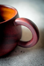 Laden des Bilds im Galerie-Viewer, Akazienholz-Tasse mit Unterteller, Nahaufnahme des Henkels