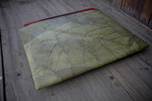 Charger l'image dans la galerie, Ökologische Laptop-Tasche aus recycelten Blättern, handgefertigt