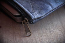 Laden des Bilds im Galerie-Viewer, Gefütterte nachhaltige Laptop Hülle 13–14 Zoll aus Blattleder – Handgenähte vegane Laptoptasche, wasserabweisendes Laptop Case, Unikat für MacBook Air & Pro in Marineblau