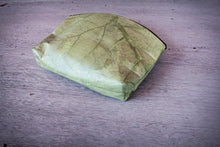 Carica l'immagine nel visualizzatore di Gallery, Kosmetiktasche aus Blattleder | Kulturbeutel Damen | nachhaltige Kulturtasche Herren | Vegane Schminktasche | ausgefallenes Hochzeitsgeschenk in grün
