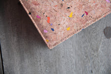 Afbeelding in Gallery-weergave laden, Gefütterte 15–16 Zoll Laptoptasche aus Kork | Nachhaltige vegane Laptop Hülle mit Magnetverschluss, wasserabweisend für MacBook Air & Pro, Farbakzenten