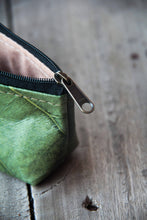 Cargar imagen en el visor de la galería, Estuche/estuche elaborado con hojas recicladas en color verde