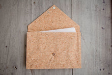 Indlæs billede til gallerivisning Gefütterte 13–14" Laptoptasche aus Kork | Nachhaltige vegane Laptop Hülle mit Magnetverschluss, wasserabweisend für MacBook Air & Pro, Natur