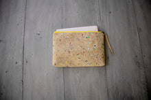 Laden des Bilds im Galerie-Viewer, 13–14 Zoll nachhaltige vegane Laptoptasche aus Kork, MacBook Hülle, Farbakzenten-gelber Zipper