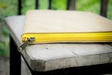Charger l'image dans la galerie, Minimalist laptop case with yellow zipper and leather-like appearance