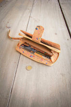 Afbeelding in Gallery-weergave laden, Kork Portemonnaie / Brieftasche mit Farb-Akzenten