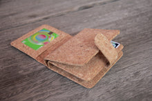 Laden des Bilds im Galerie-Viewer, Portemonnaie handmade aus Kork mit Zipper