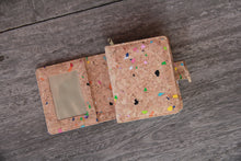 Charger l'image dans la galerie, Portemonnaie aus Kork mit Farbakzenten und Zipper