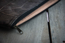 Afbeelding in Gallery-weergave laden, Gefütterte nachhaltige Laptop Hülle 13–14 Zoll aus Blattleder – Handgenähte vegane Laptoptasche, wasserabweisendes Laptop Case, Unikat für MacBook Air & Pro in grau -metallic/ dunkelbraun