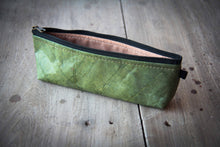 Cargar imagen en el visor de la galería, Estuche/estuche elaborado con hojas recicladas en color verde