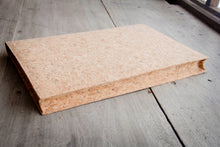 Laden des Bilds im Galerie-Viewer, Nachhaltige vegane Laptoptasche 13–14" aus Kork – MacBook Hülle, handgemacht mit Magnetverschluss, Natur