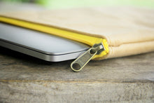 Laden des Bilds im Galerie-Viewer, Nachhaltige vegane 13–14" Laptoptasche aus waschbarem Kraftpapier, MacBook Hülle – Vegan Leder mit gelbem Zipper