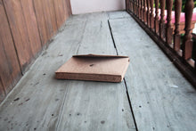 Laden des Bilds im Galerie-Viewer, Gefütterte 15–16 Zoll Laptoptasche aus Kork | Nachhaltige vegane Laptop Hülle mit Magnetverschluss, wasserabweisend für MacBook Air & Pro, Natur