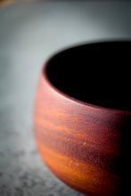 Laden des Bilds im Galerie-Viewer, Detailbild: Natürliche Holzstruktur und handwerkliche Verarbeitung