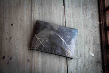 Afbeelding in Gallery-weergave laden, Gefütterte nachhaltige Laptop Hülle 13–14 Zoll aus Blattleder – Handgenähte vegane Laptoptasche, wasserabweisendes Laptop Case, Unikat für MacBook Air & Pro in grau -metallic/ dunkelbraun